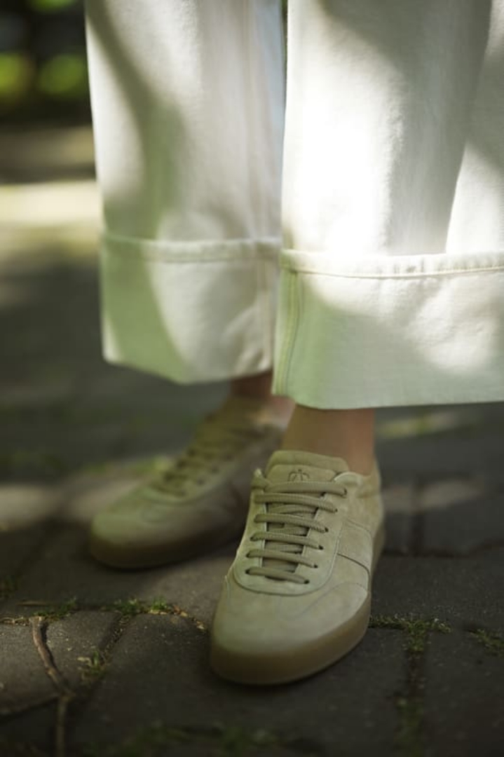 Cum alegi pantofii sport ideali pentru un look cu sacouri oversized și pantaloni de stofă