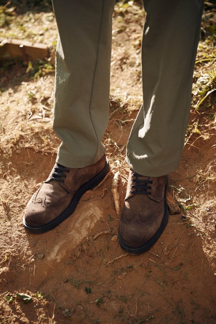 Cum să porți ghetele brogue cu pantaloni office pentru un look smart-casual