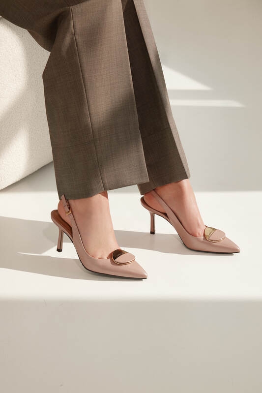 pantofi slingbacks asortați cu pantaloni drepți