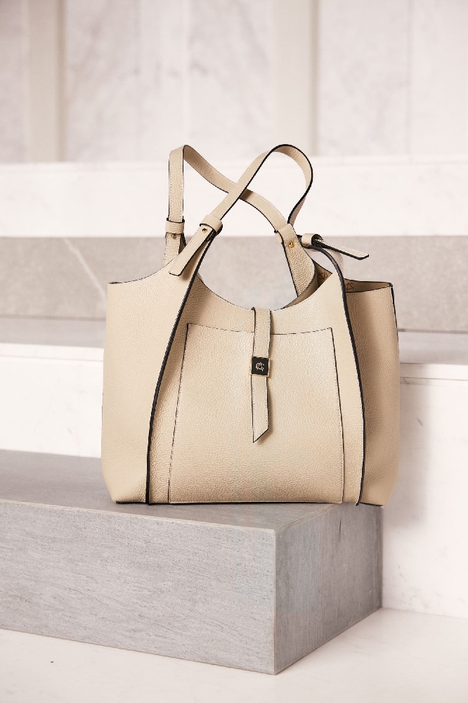 tote bag bej asezata pe o treapta